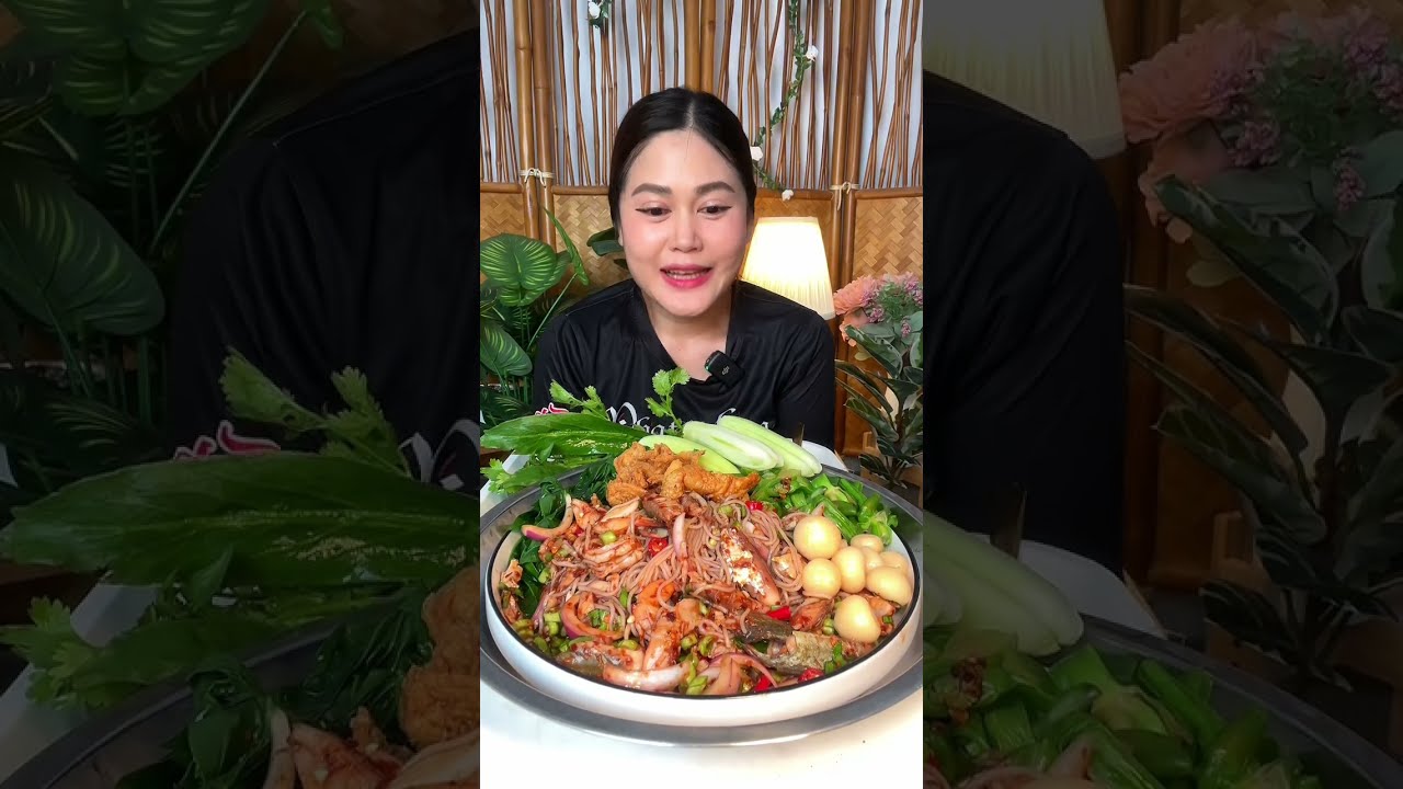 ยำขนมจีนใส่ปลาทูกุ้งสุก หอมน้ำปูร้า กินกับผักก้านจองลวก ผักชูรส แซ่บมาก