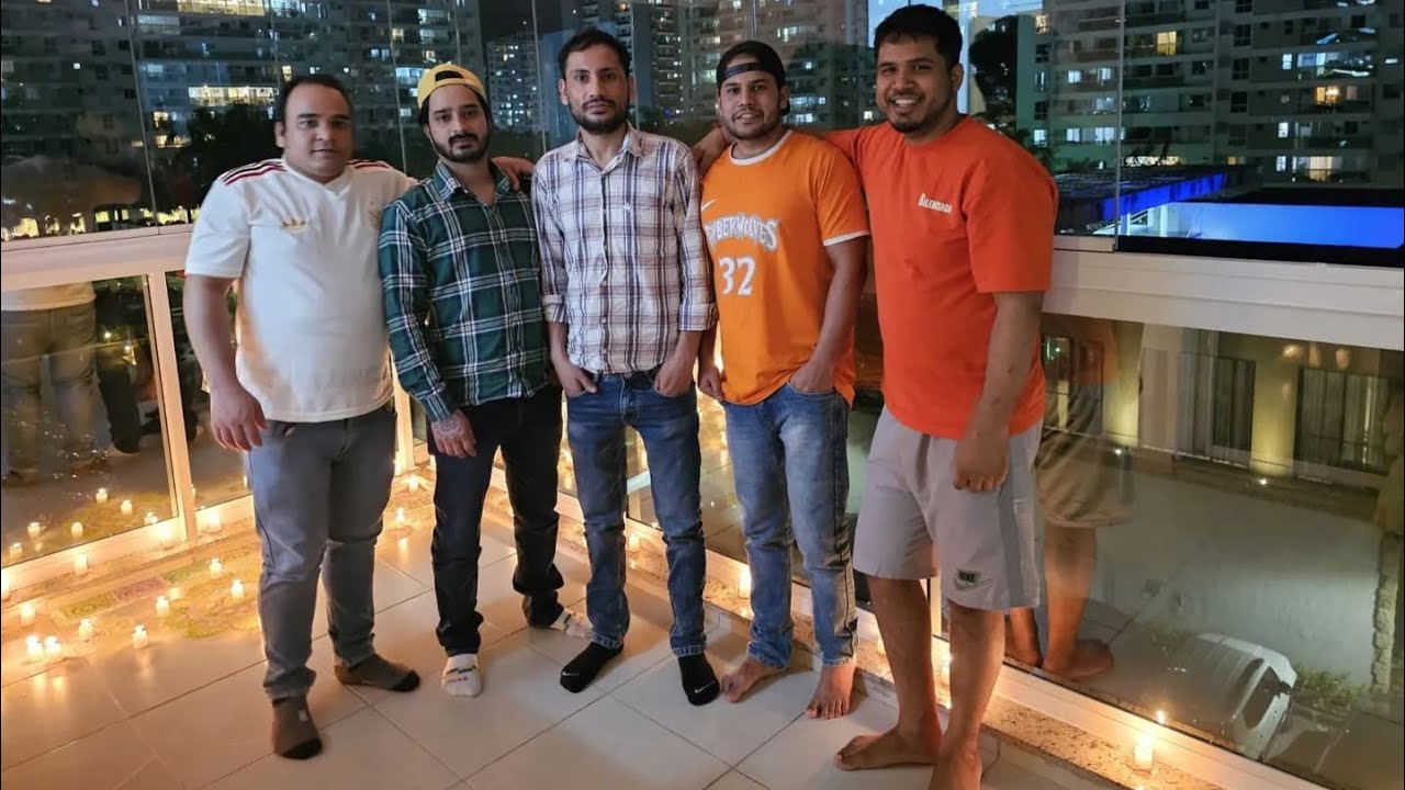 AAJ HAM CENTRO GAYE HUYI HAI SHOPING KARNE KO 