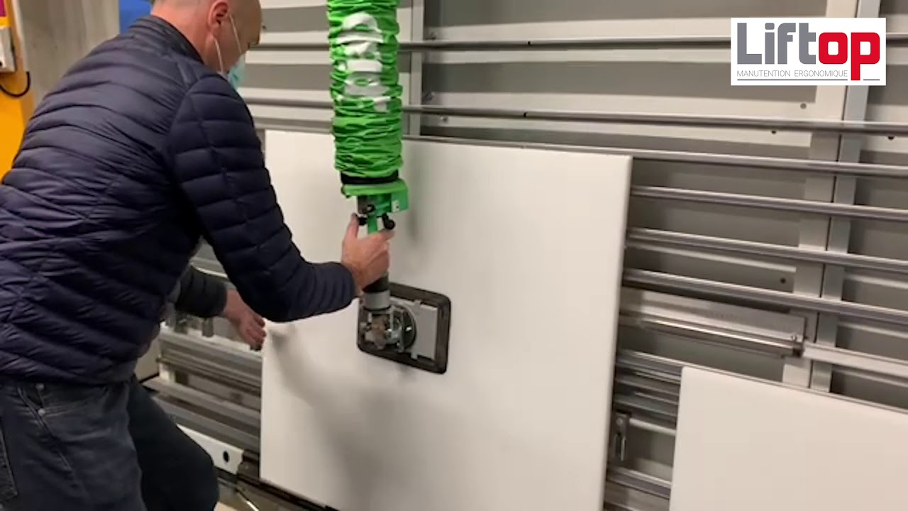 Saisir et déplacer des plaques PEHD du sol à la machine pour les découper