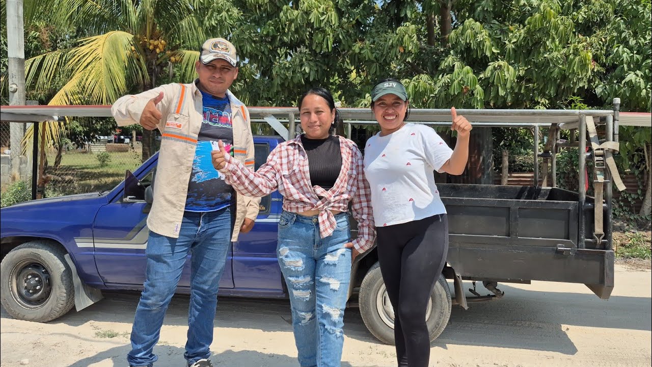 Todo el grupo salió corriendo a Recibir las Láminas todos apoyando🥳