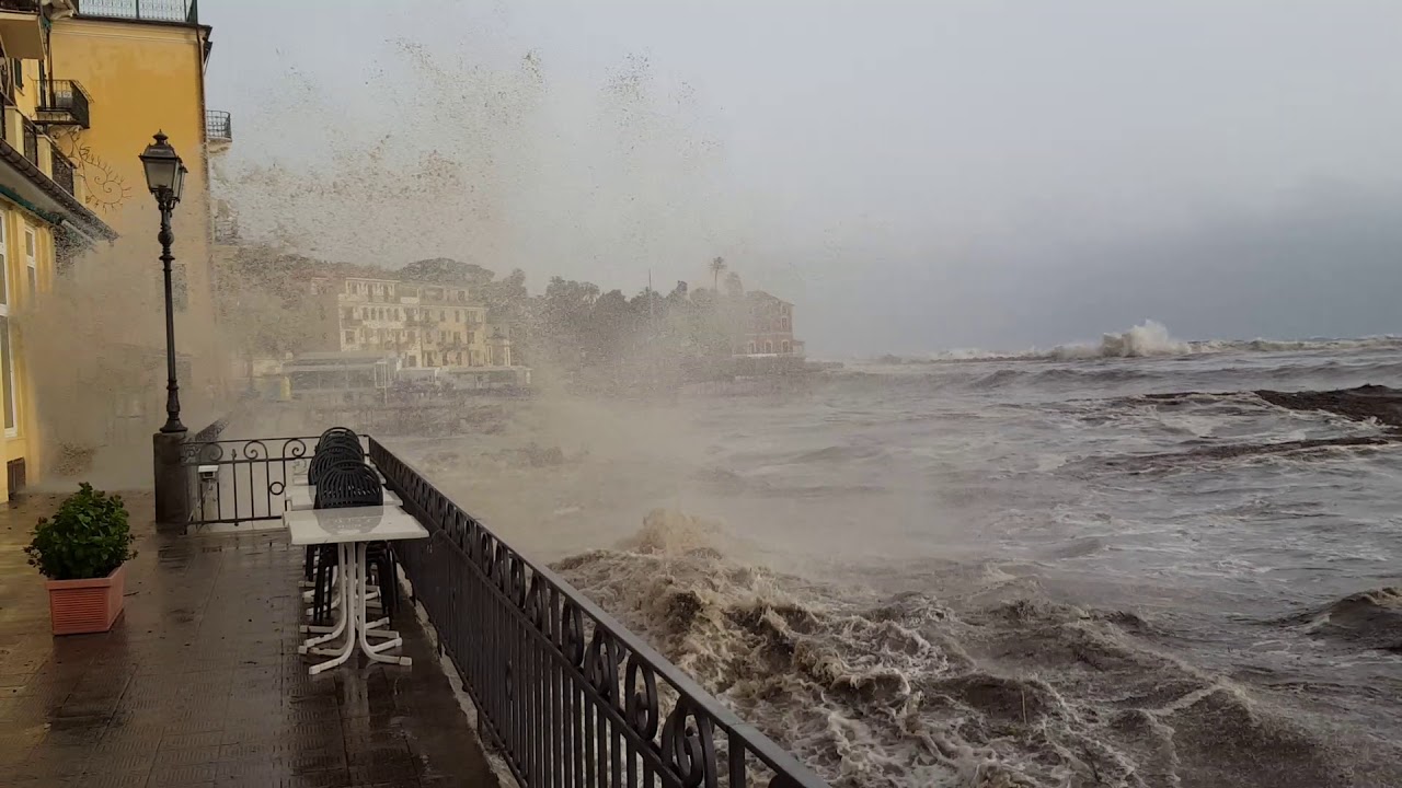 Violentissima Mareggiata flagella il Lungomare e il Castello di Rapallo