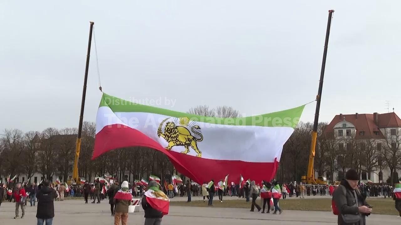 Supporters of Iran&rsquo;s exiled crown prince rally in Munich against the government in Tehran