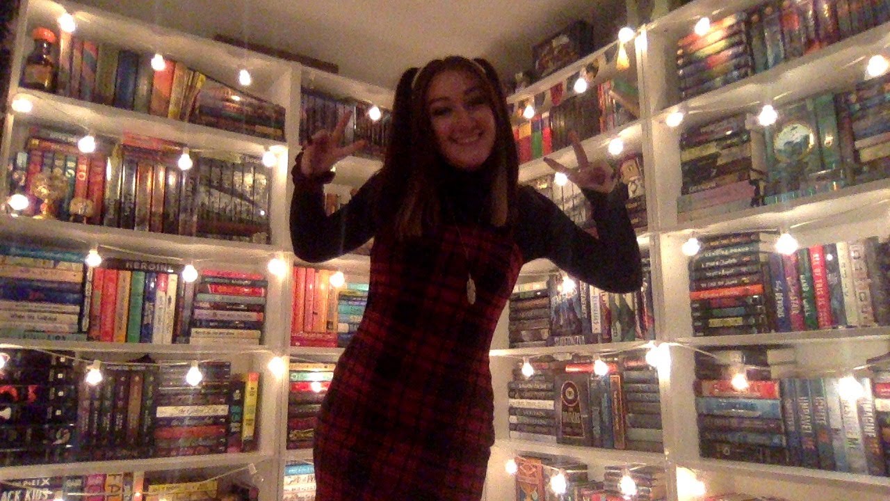 DECORATING MY BOOKSHELVES FOR CHRISTMAS LIVESTREAM 🎄🎅📚✨.