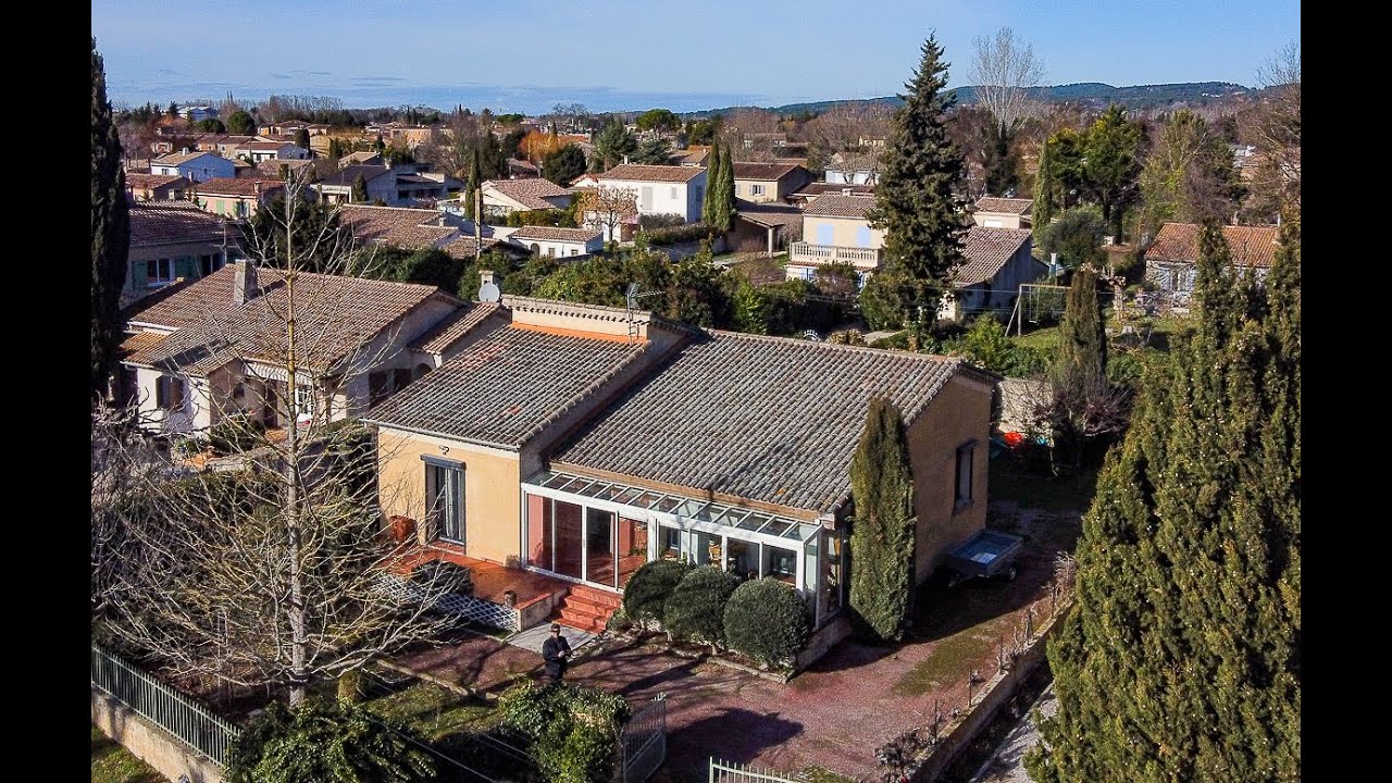 Villa rénovée avec gîte et jardin en bord de Sorgue – L’Isle-sur-la-Sorgue
