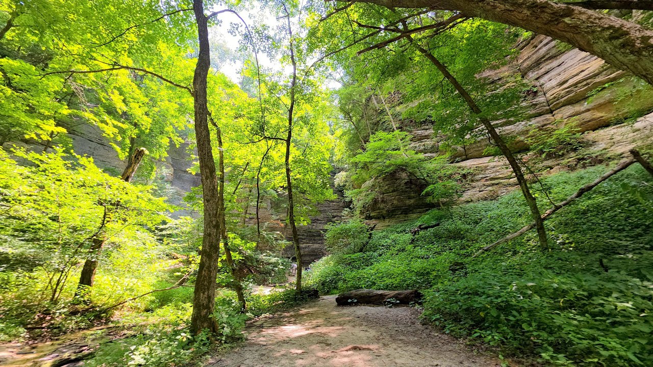 Hiking to St Louis Canyon at Starved Rock State Park in Illinois