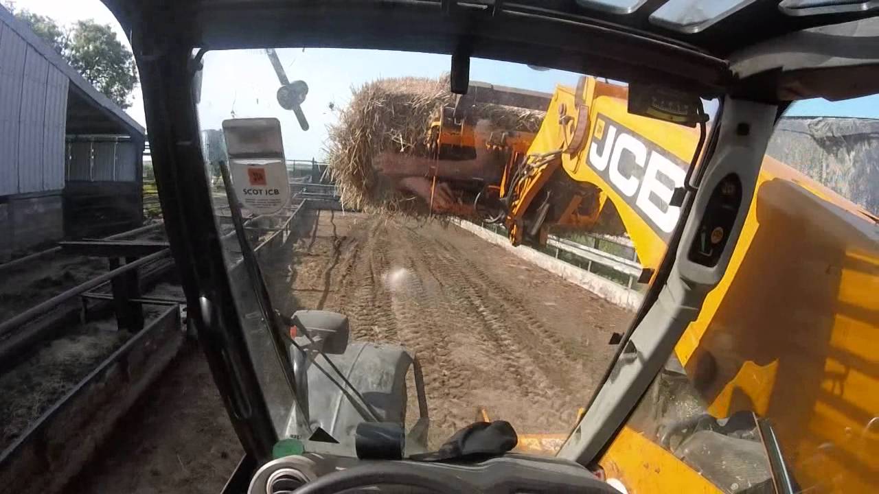 JCB 526-56 - Moving Bales
