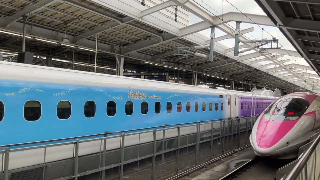 25/2/21 ディズニー新幹線とハローキティ新幹線が並ぶ　新大阪駅