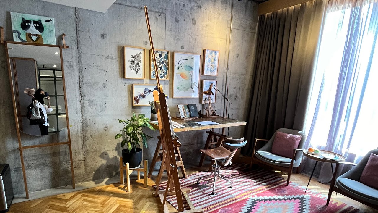KLo&eacute; Hotel Room Tour (Room to Draw)