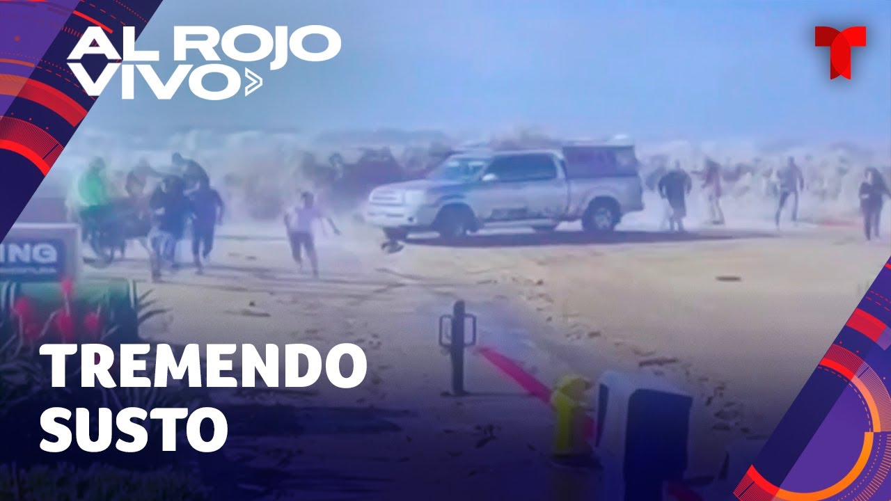 Turistas sorprendidos por la furia del agua en una playa de California