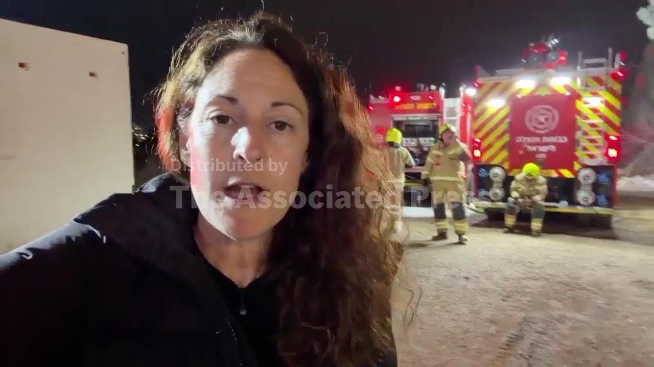 Иранская ракета попала в город Холон в центре Израиля, жертв нет, сообщает AP.