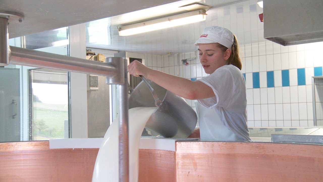 Milchtechnologin in der Käserei Tschumper, 9113 Degersheim