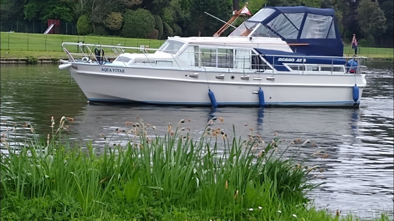 Sunbury to shepperton on classic motorboat