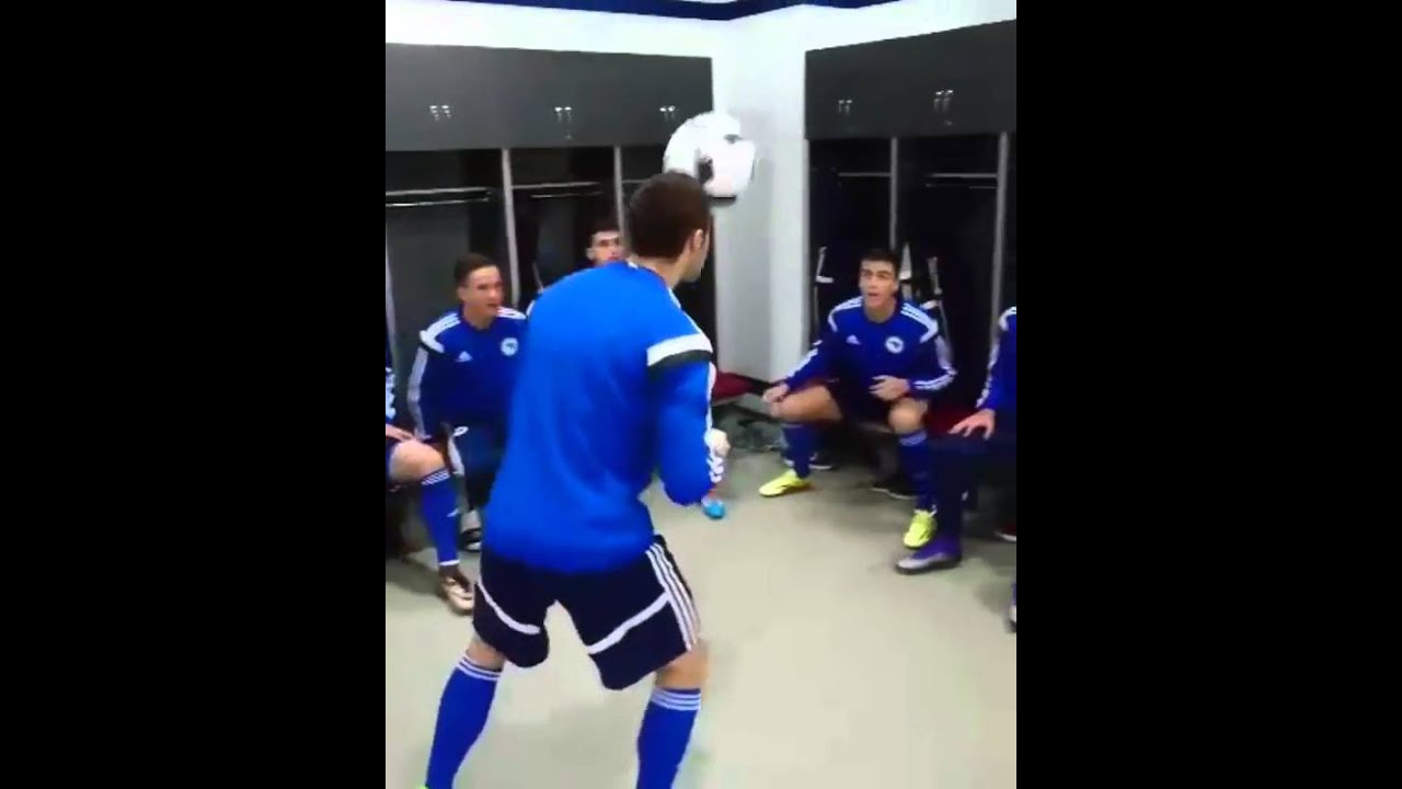 Mlada reprezentacija BiH u svlačionici