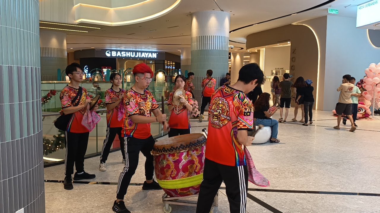 Сюань У танцует на барабанах со львом на открытии Miniso