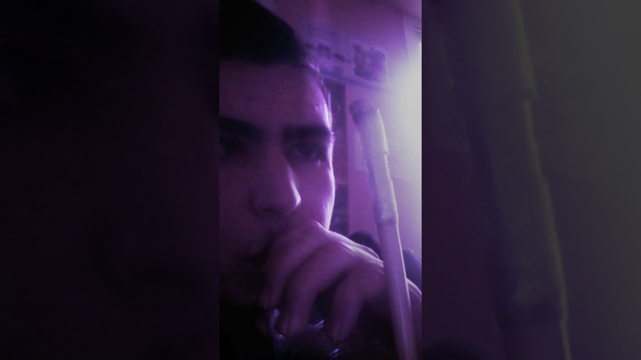 Fumando grifa (en un bong)
