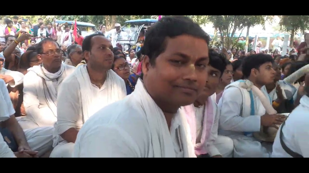 নবদ্বীপ পরিক্রমায় শ্রীহরিহরক্ষেত্রে মহারাজদের নৃত্য কীর্তন।