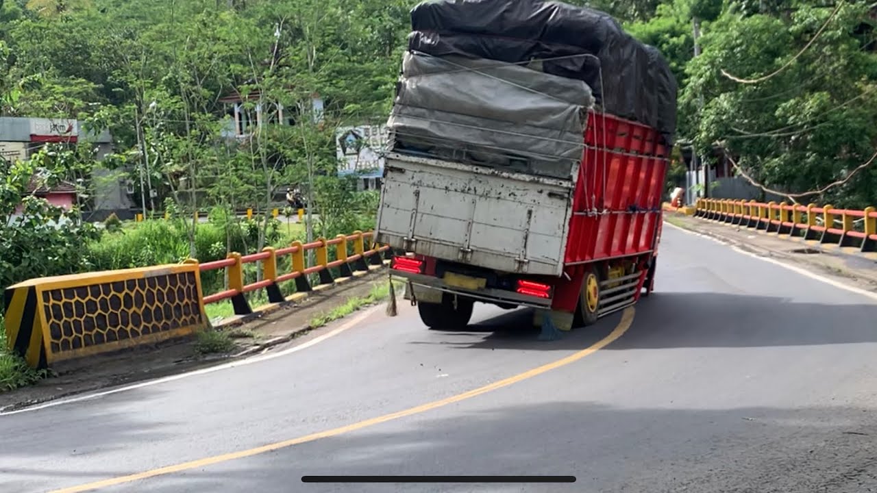 Di sinilah sopir menunjukan skilnya.tikungan jembatan lahor