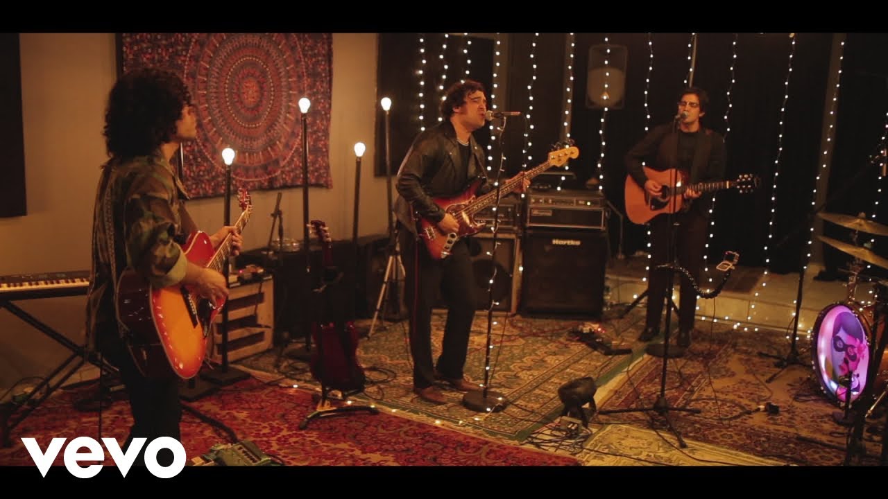 Enjambre - Extraños Días De Abril (En Vivo Desde La Sala De Ensayos)