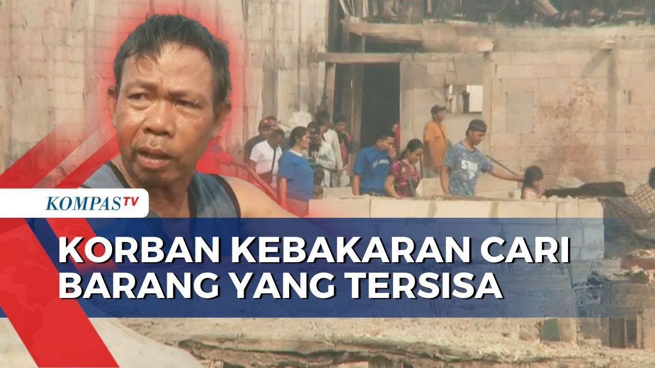Pasca Kebakaran di Penjaringan, Warga Cari Sisa Barang Berharga di Tengah Puing Bangunan