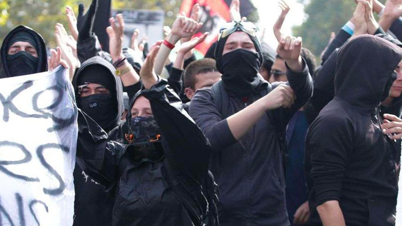 Sous les pavés, les coups, l'héritage violent de l’ultragauche