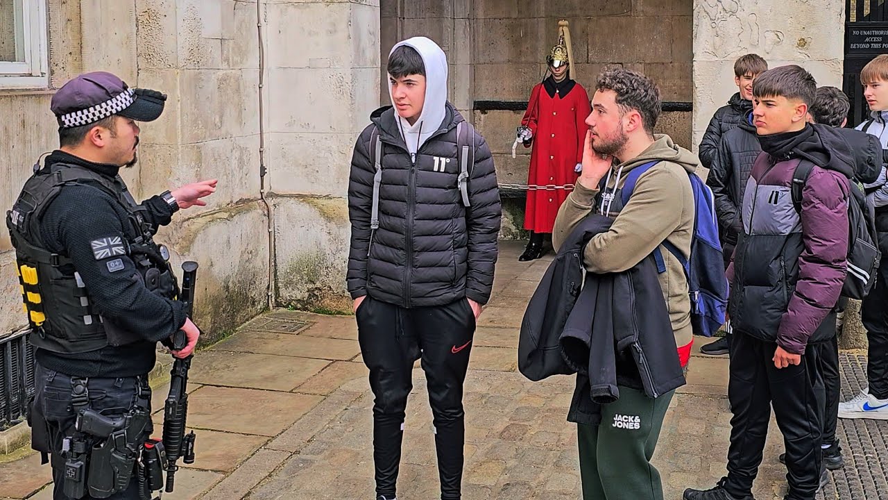 POLICE SHUT DOWN RUDE SPANISH KIDS WHO DISRESPECT THE KING'S GUARD at Horse guards!