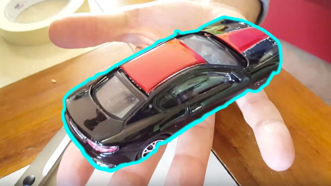 Veriniciare un modellino di auto come un carrozziere
