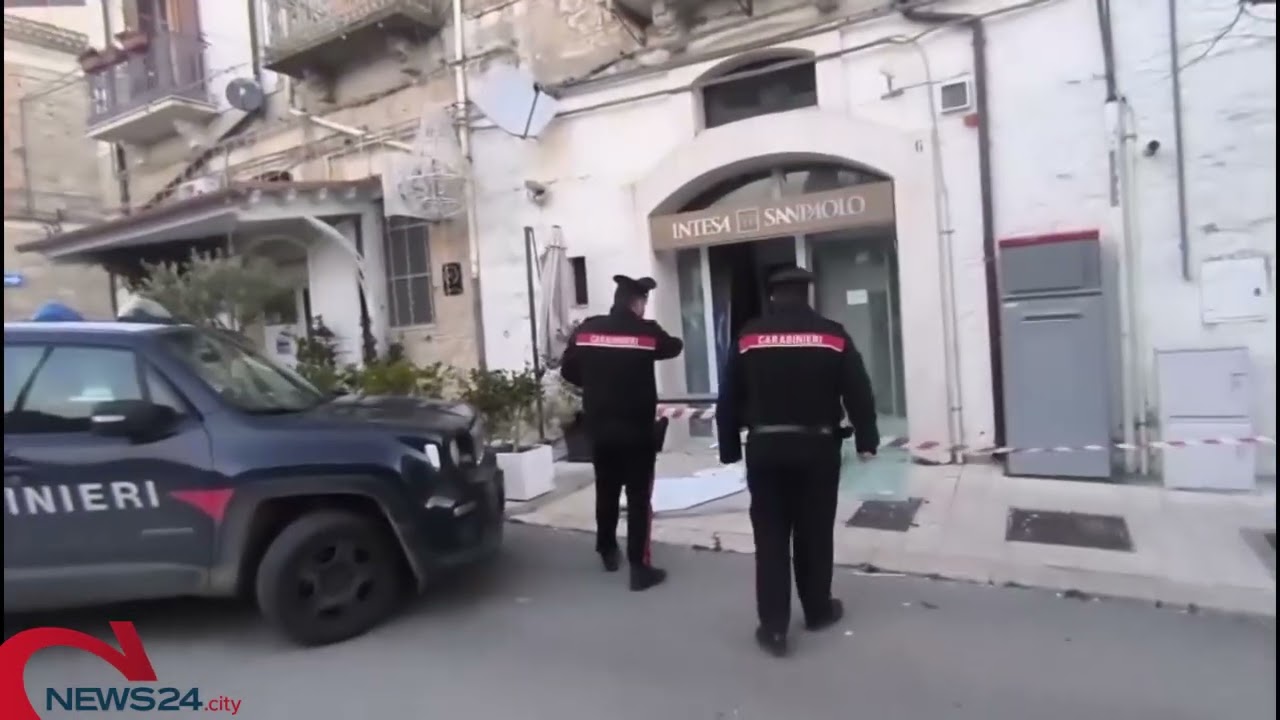 BOVINO | salta in aria lo sportello della banca in Corso Umberto I