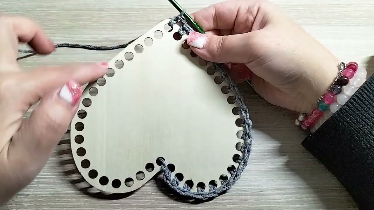 🤩petit panier avec support en bois au crochet 🤩c'est parti on voit ce que ça donne ensemble 💕