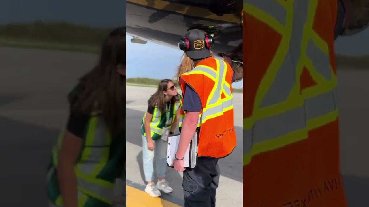 passing a hole day with Ramp agents #work #video #aviation #ramp