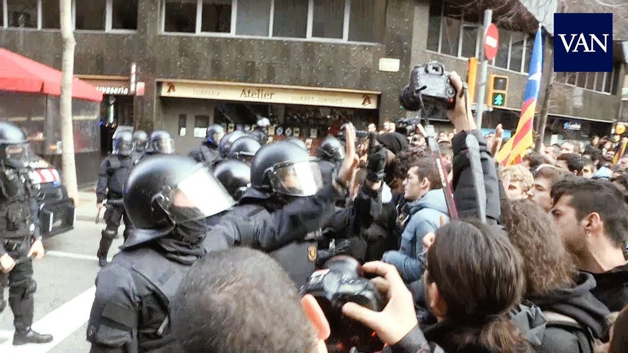 Un miembro de los Mossos d'Esquadra se enfrenta a sus compañeros