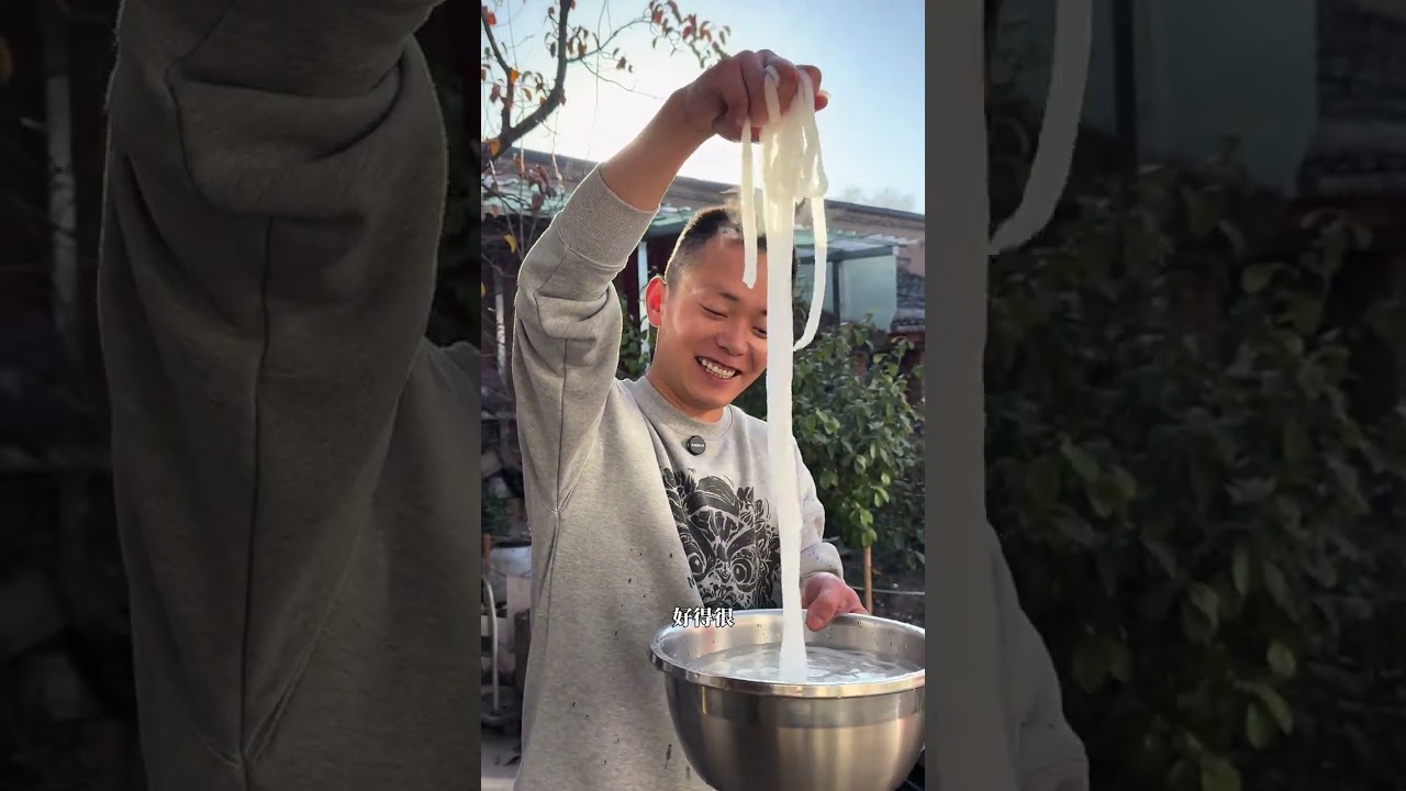 案上揉出千般韧，沸水煮开万缕香。  这碗麻辣手擀粉，藏着最妥帖的烟火气——粉条裹着热汤滑入口中，先是筋道弹牙的脆，再是软糯缠绵的柔，麻辣劲儿温温柔柔地漫上来，不呛喉、不烧胃，只留满口鲜醇绕着舌尖转。