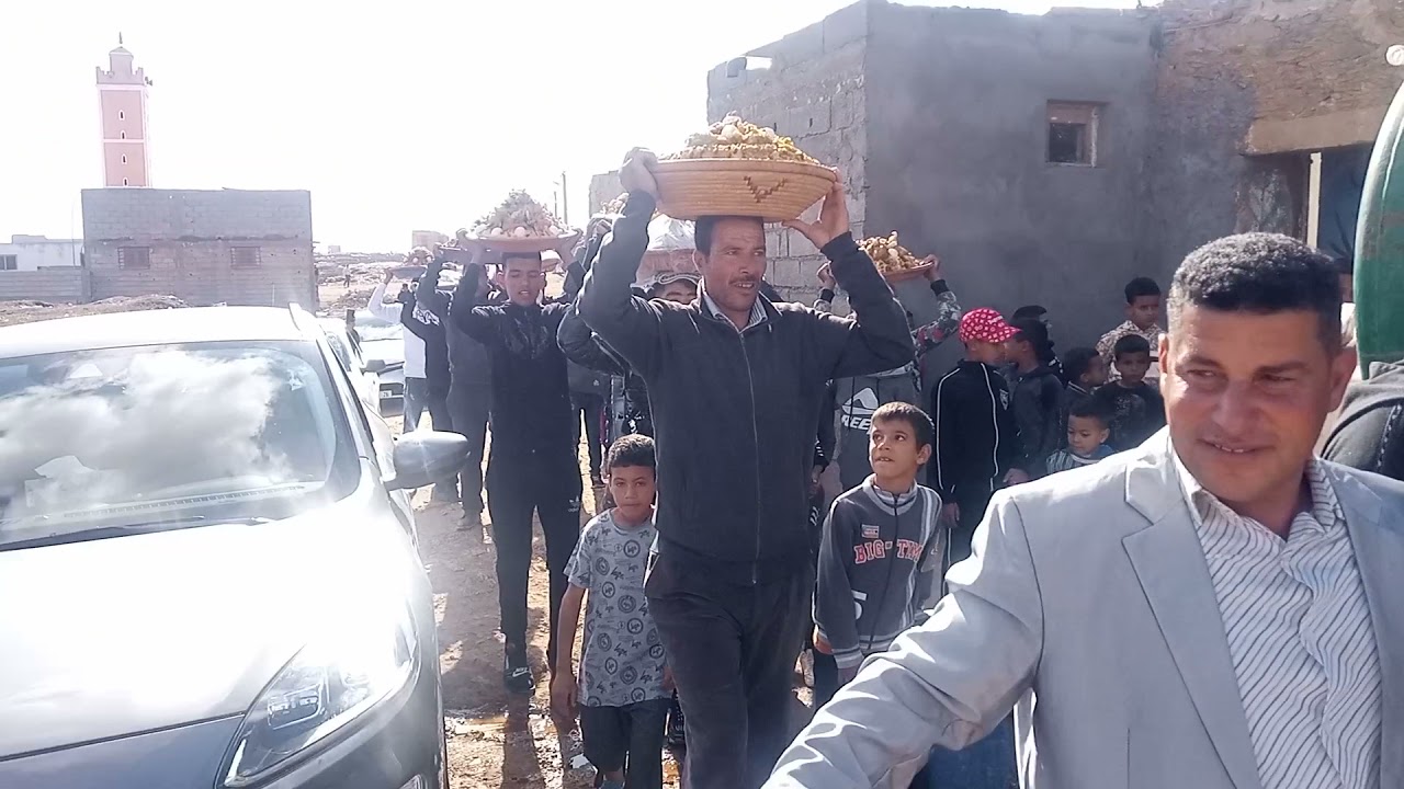 شاهد الفيديو 32 قصعه ديال كسكسو غادين بها عد مول العرس باقي الخير في البلاد احمر النواصر