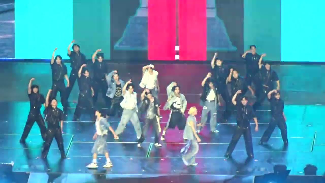 STRAY KIDS - S-CLASS - Funny moment with a flying shoe (00:37) - LONDON - Day 1 - 18 July 2025