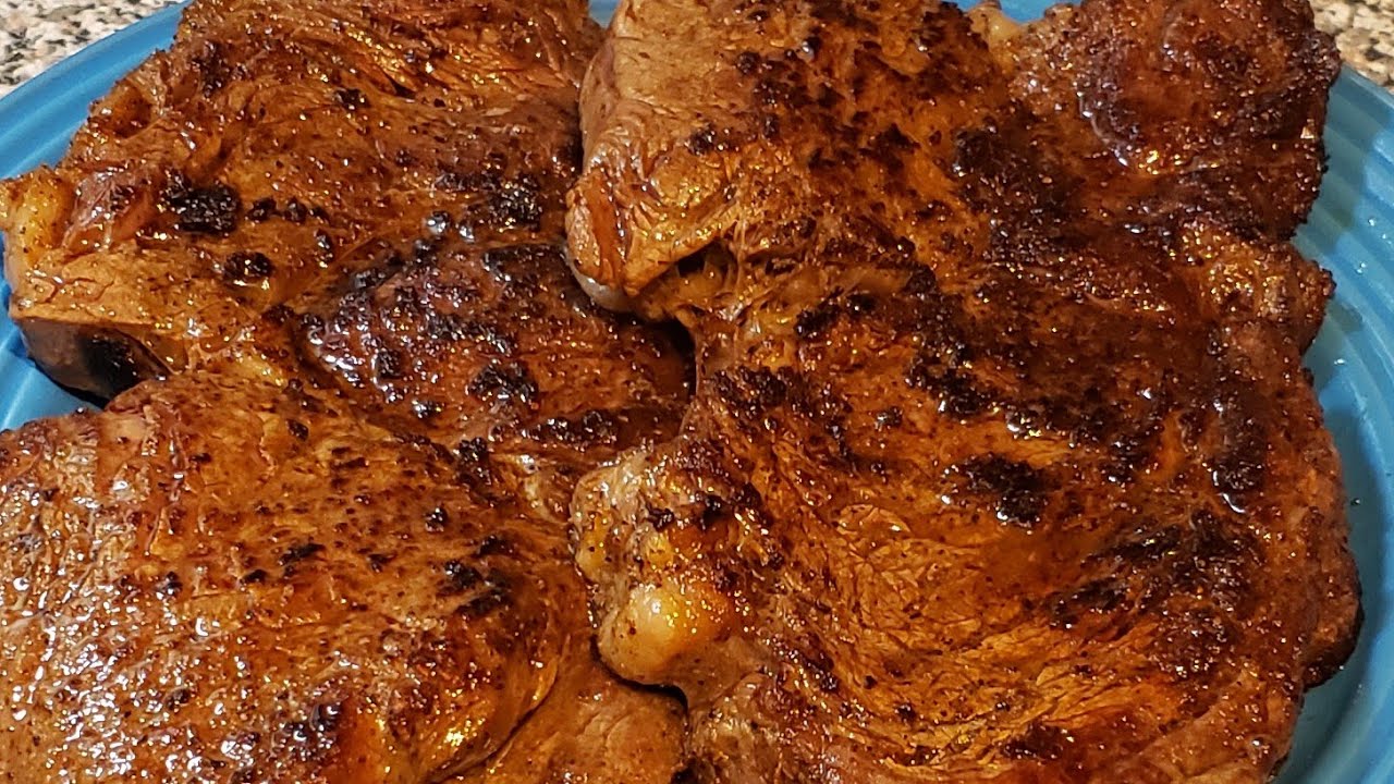 HOW TO COOK A TENDER&JUICY STEAK IN A CAST IRON SKILLET (RIBEYE & NEW YORK STRIP)