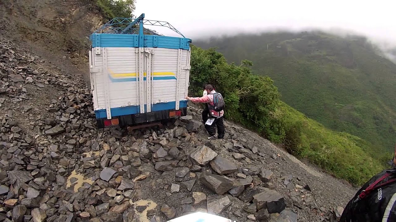 Viaje a Chulumani 04. Camion en un derrumbe