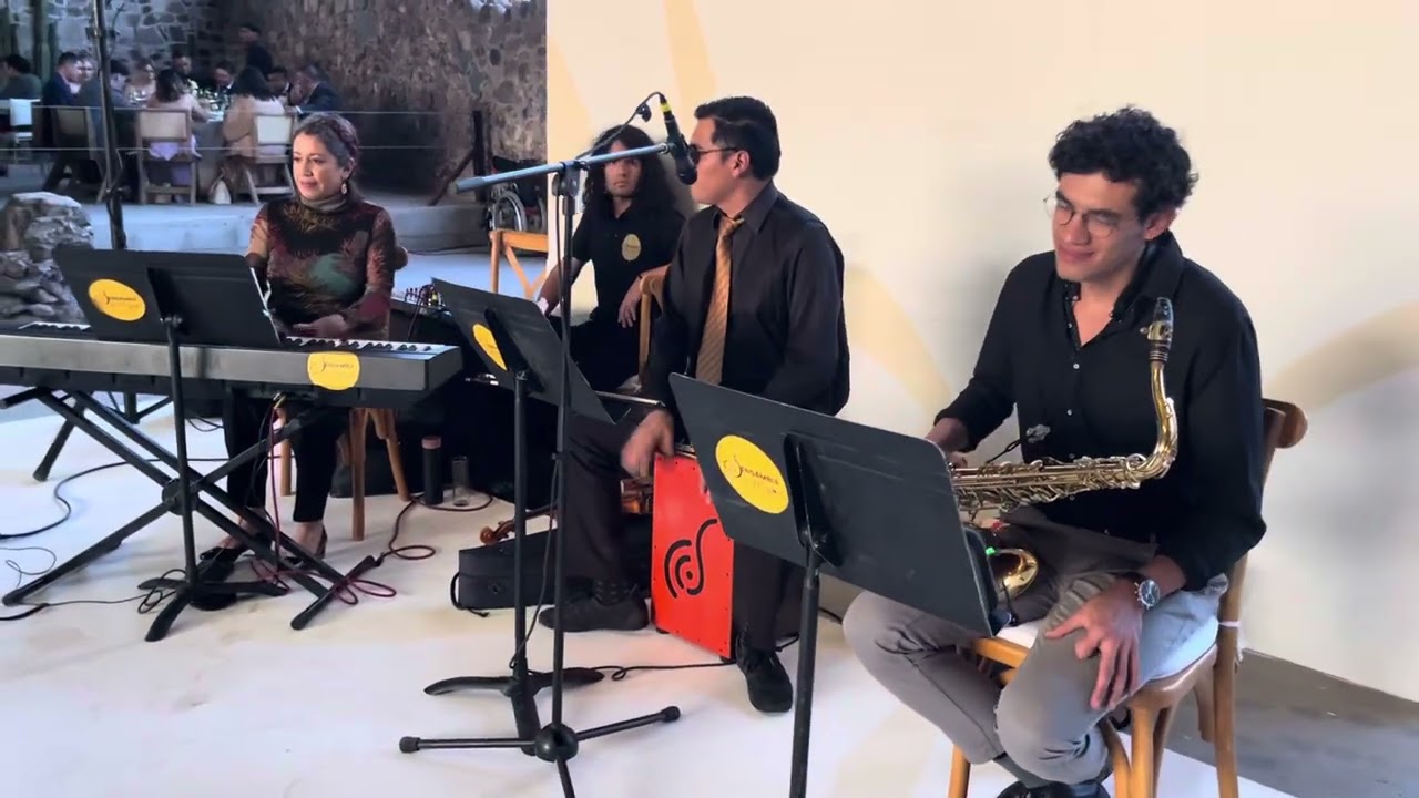 Piano, 🎷 sax y percusiones 