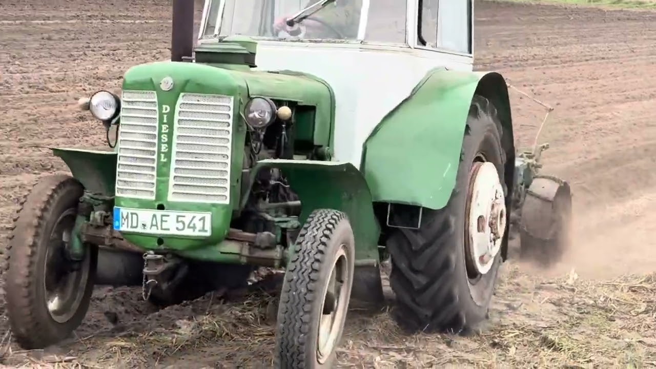 Zetor 50 Super beim pflügen mit Pflug von Rud. Sack Leipzig, Lanz D2206