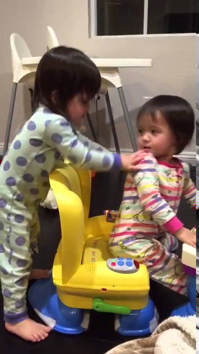 Twin Girls Fight Over a Chair, Naomi Tries to Bite Jasmine