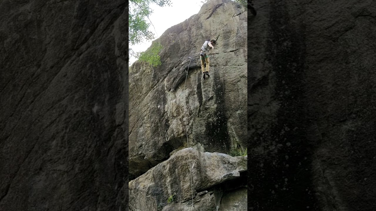 Uxía en su primer día 📆 (7a+). Escalada en el Cañón do Sil (Galicia), sector Bágoa negra.