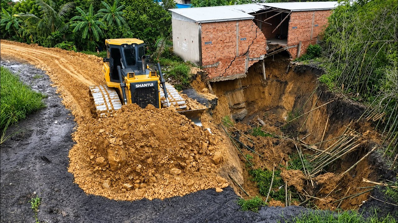 OH!! Heavy Bulldozer SHANTUI Skill pushing soil filling the Road with unloading 25T dump trucks pour