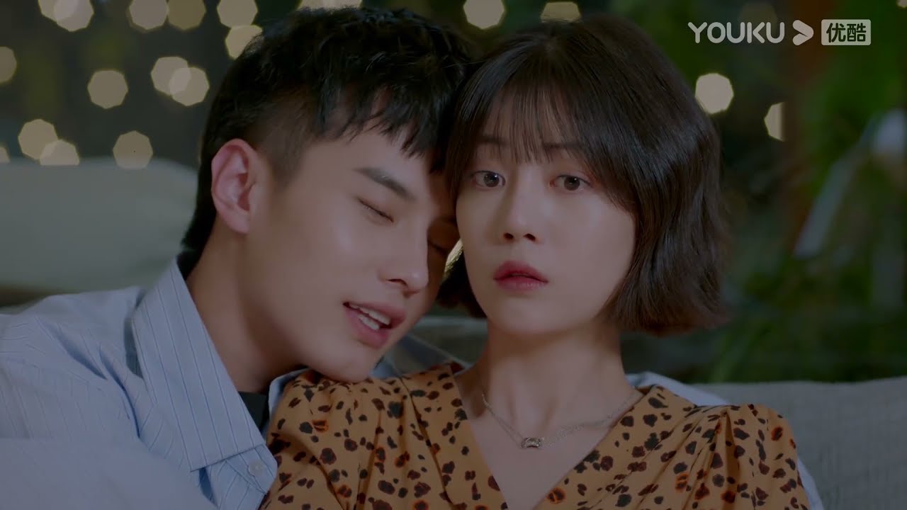 💘【同框高糖片段08】姐姐沙發上主動抱弟弟，兩人暧昧纏綿！【我的鄰居長不大My Fated Boy】