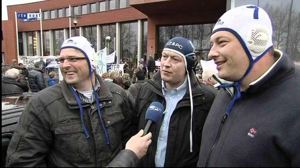 Protest tegen sluiting zwembad De Stamper