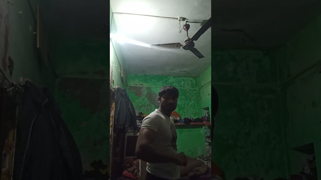 16 inch Biceps Desi boy home workout ke baad posing karte huye 👍