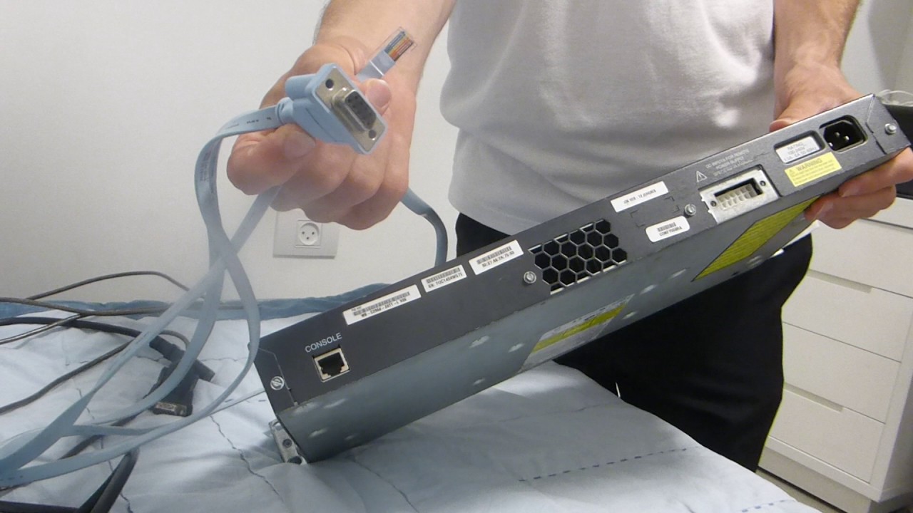 חיבור והגדרת Cisco Switch 2960 אמיתי - חלק 1 - הכרת הסוויץ', פורטים וכבלים