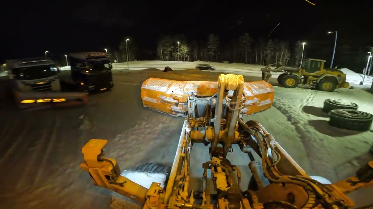 snow plowing with a volvo l90h and a 5.5m u-plow!