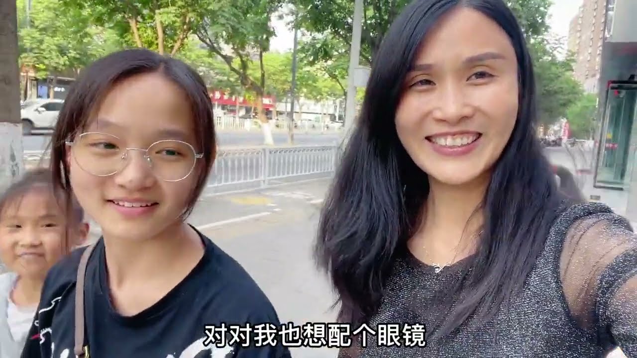 14岁女孩眼睛看不清黑板，妈妈赶紧带去配眼镜，店员一番话