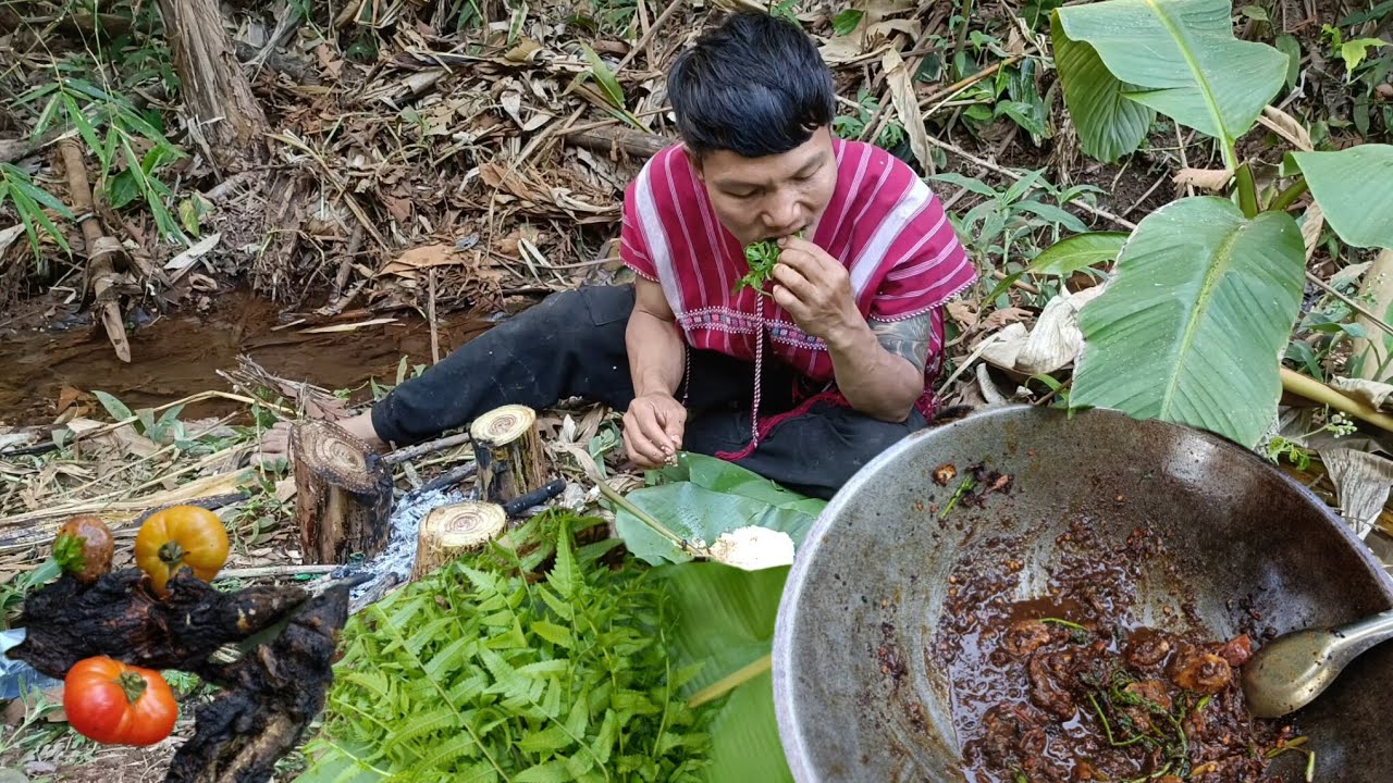 Gathering vegetables and cooking by the stream is delicious.