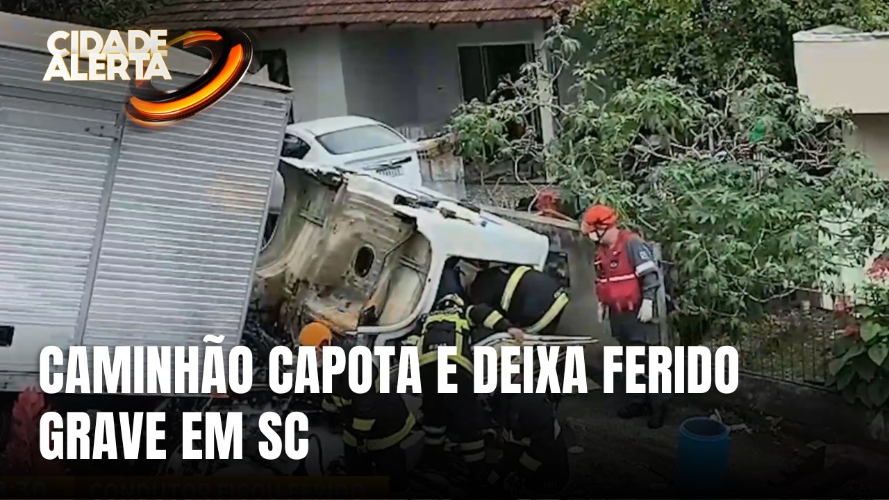 Motorista fica gravemente ferido após caminhão capotar em Joinville