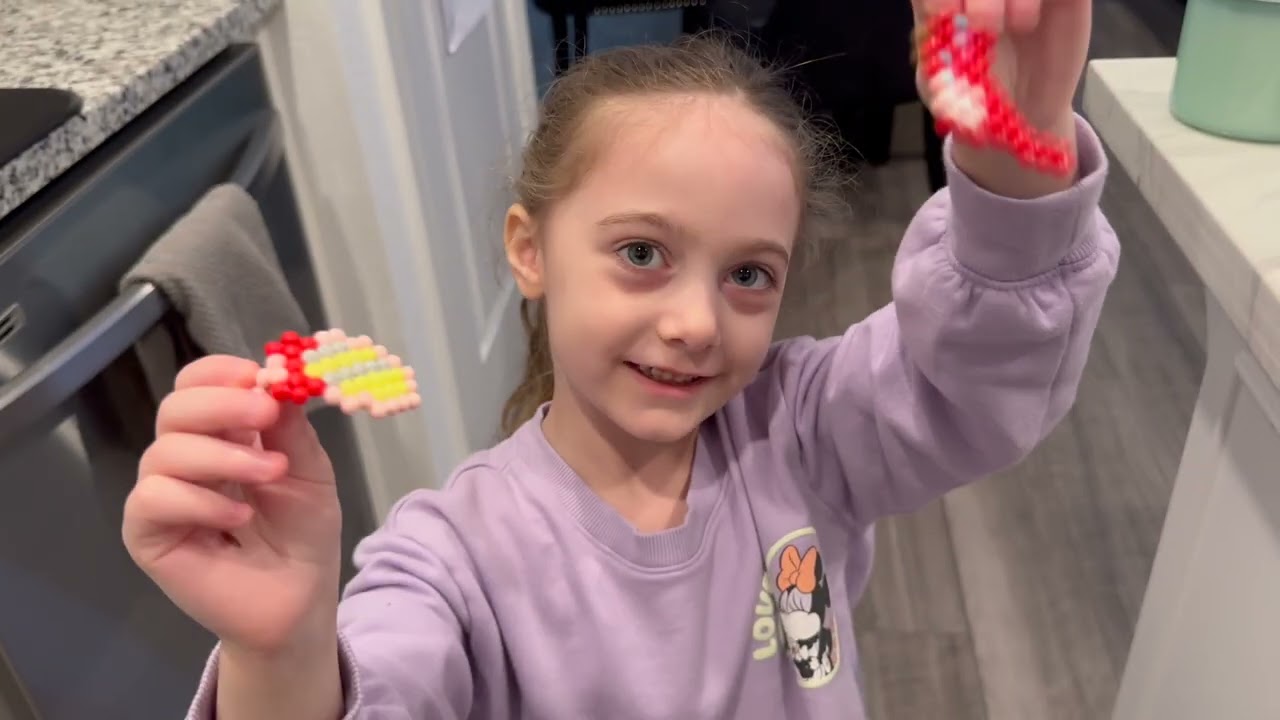 Sugar and Spice with Valentina: Water Sticky Bead Fun! What will Valentina make?