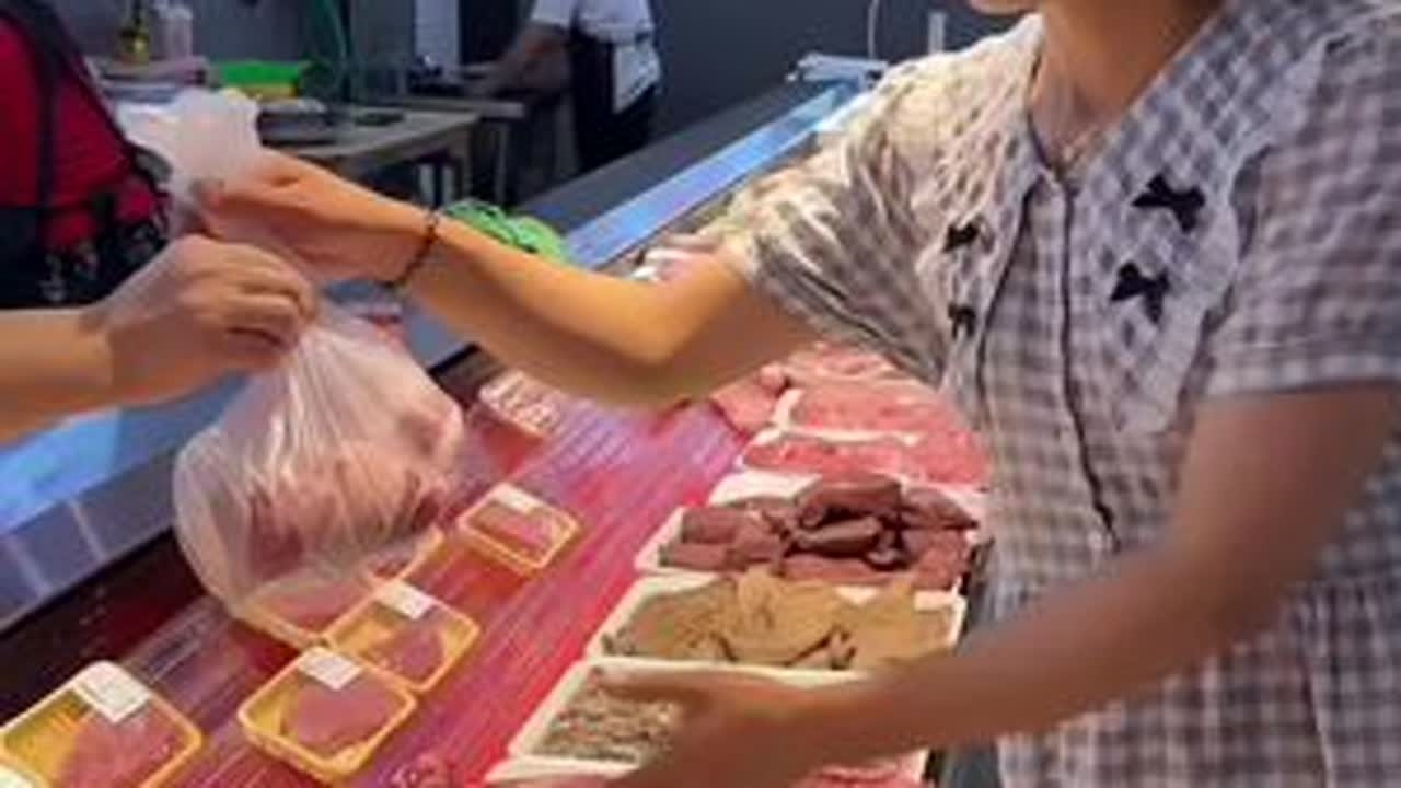 这几天下雨儿子在家里面玩了几天，趁今天星期天带儿子去游乐园玩会，顺便买了点肉回来包粑吃，吸取上次的教训这次包的小一些，今天包的粑凯凯都说好吃。#我的乡村生活 #农村生活 #记录真实生活 #平平淡...
